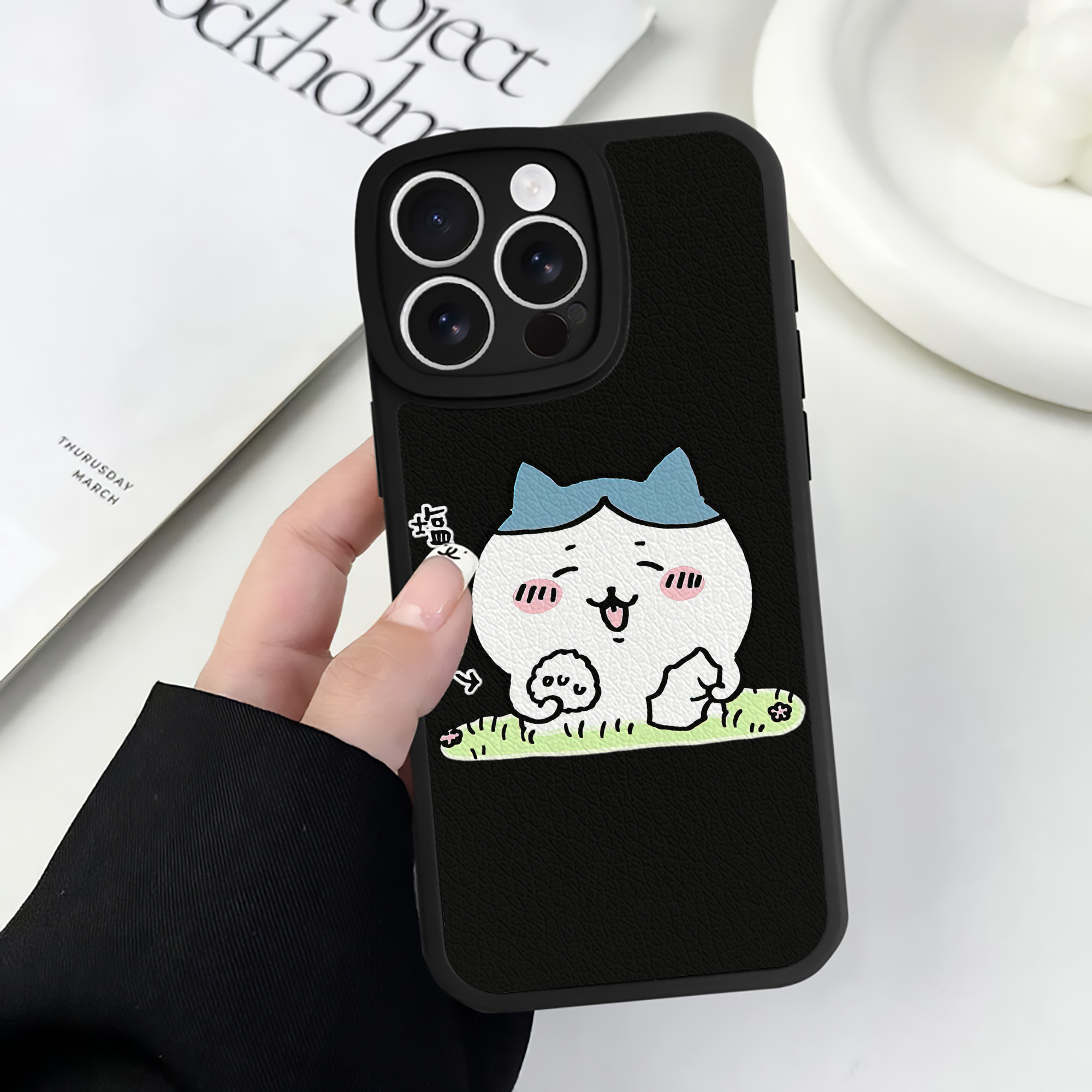 （画像用） ちいかわ ハチワレ Chii-kawa hachiware 【iPhone 16シリーズ対応】シリコンスマホケース（レザー調） 材質：シリコン